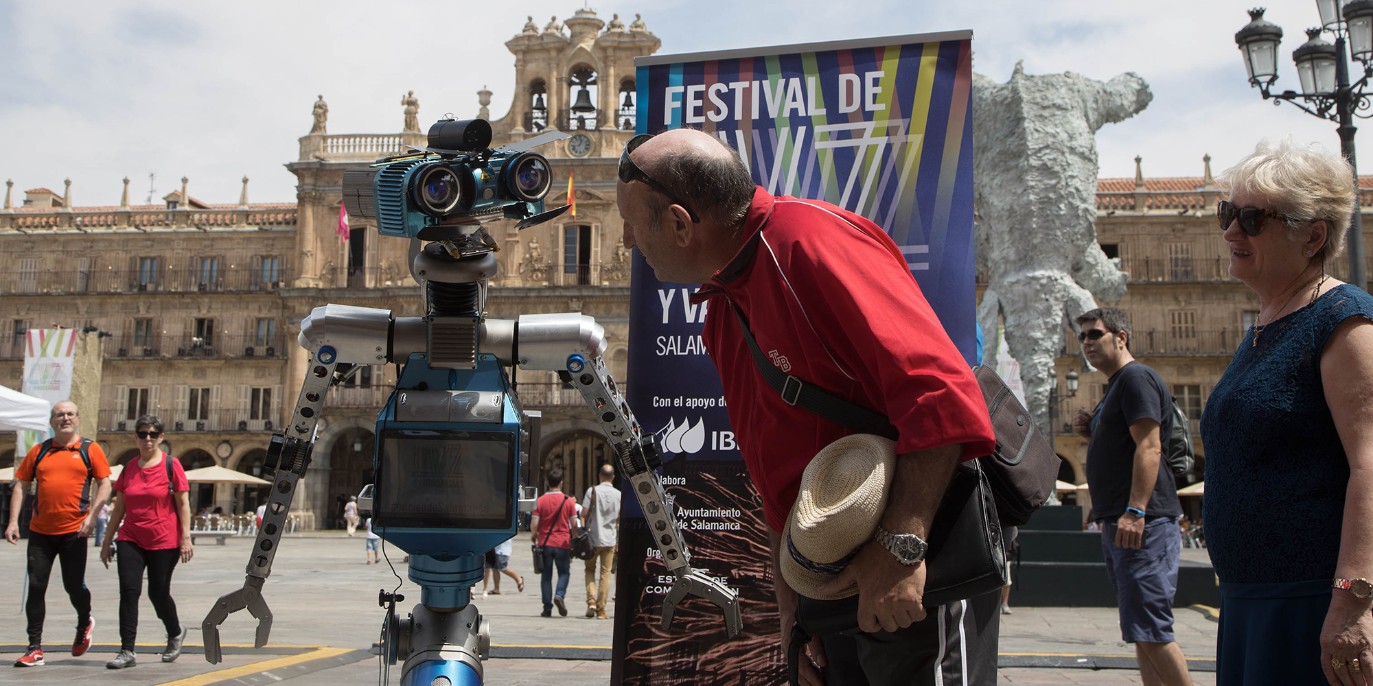 El robot Orión es el “pregonero” de la segunda edición del festival Luz y Vanguardias de Salamanca