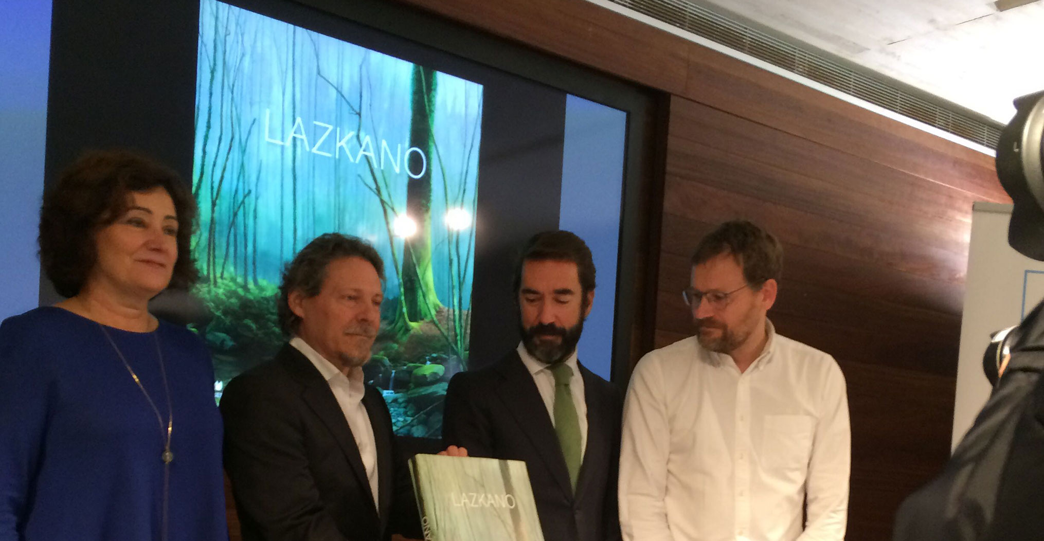Un libro recoge las más de tres décadas de trayectoria del reconocido pintor Jesus Mari Lazkano 