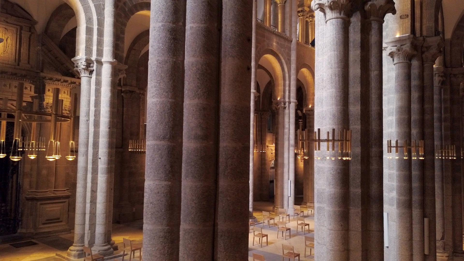 La Fundación Iberdrola España instala 36 lámparas suspendidas en la Catedral de Santiago 