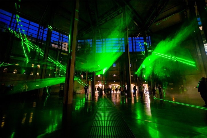 Edwin van der Heide transforma el atrio de Azkuna Zentroa con la instalación Elevated Projection