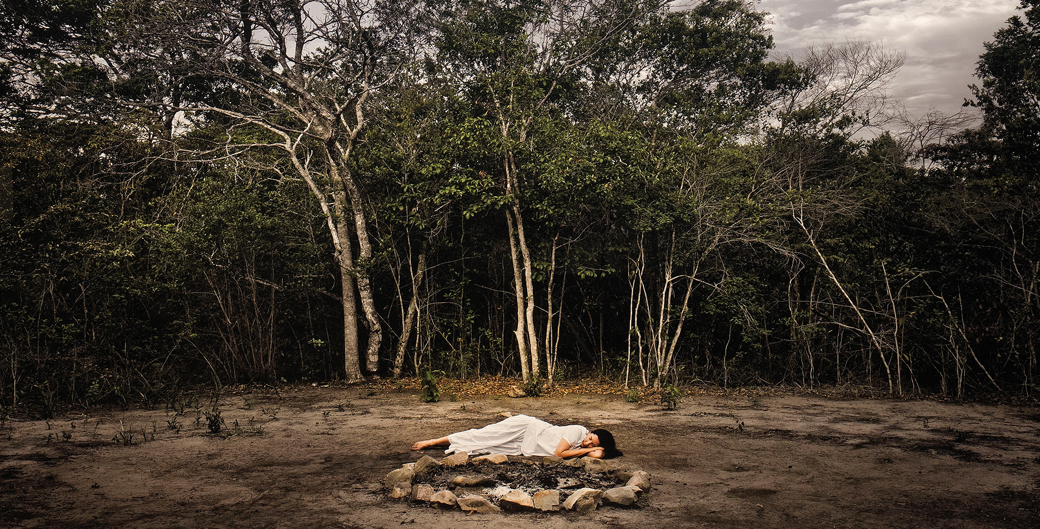  Sleeping by the fire pit [Durmiendo junto a la hoguera]